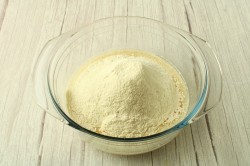 Дрожжевые пирожки с зеленым луком и яйцом в духовке - шаг 8