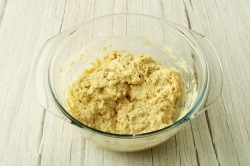 Дрожжевые пирожки с зеленым луком и яйцом в духовке - шаг 9