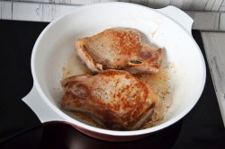 Эскалопы из свинины на сковороде - шаг 4