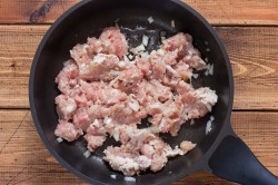 Баклажаны фаршированные запеченные в духовке с фаршем - шаг 3