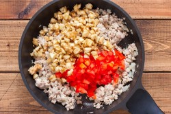 Баклажаны фаршированные запеченные в духовке с фаршем - шаг 4