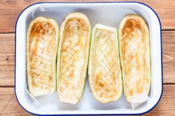 Баклажаны фаршированные запеченные в духовке с фаршем - шаг 6