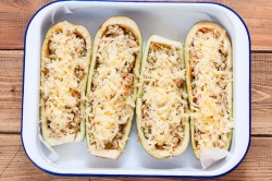 Баклажаны фаршированные запеченные в духовке с фаршем - шаг 8