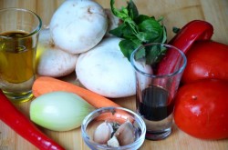 Фаршированные шампиньоны с помидорами в духовке - шаг 1