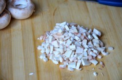 Фаршированные шампиньоны с помидорами в духовке - шаг 2