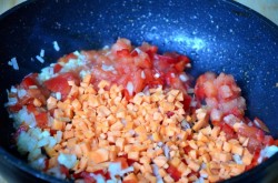 Фаршированные шампиньоны с помидорами в духовке - шаг 5