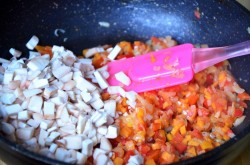 Фаршированные шампиньоны с помидорами в духовке - шаг 6