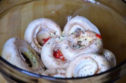 Фаршированные шампиньоны с помидорами в духовке - шаг 8