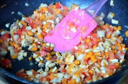 Фаршированные шампиньоны с помидорами в духовке - шаг 9