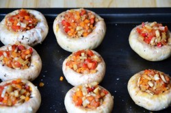 Фаршированные шампиньоны с помидорами в духовке - шаг 10