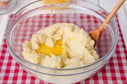 Французский торт из профитролей Крокембуш - шаг 11 Французский торт из профитролей Крокембуш - шаг 11