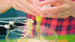 Вкусный фруктовый пирог с ванилью и абрикосами к чаю - шаг 2 Вкусный фруктовый пирог с ванилью и абрикосами к чаю - шаг 2