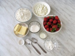 Галета из творожного теста с клубникой - шаг 1