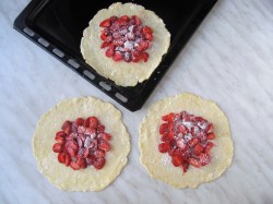 Галета из творожного теста с клубникой - шаг 11