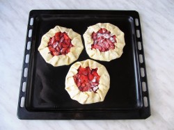 Галета из творожного теста с клубникой - шаг 12