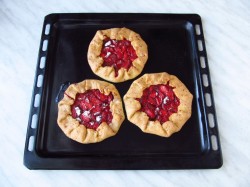 Галета из творожного теста с клубникой - шаг 13