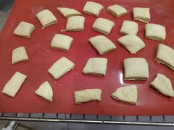 Галетное печенье на воде с крахмалом без яиц - шаг 6