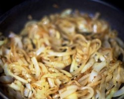 Голубцы запеченные в сметане с луком - шаг 11