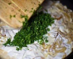 Голубцы запеченные в сметане с луком - шаг 12