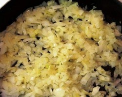 Голубцы запеченные в сметане с луком - шаг 2