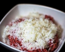 Голубцы запеченные в сметане с луком - шаг 4