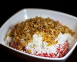 Голубцы запеченные в сметане с луком - шаг 5