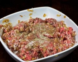 Голубцы запеченные в сметане с луком - шаг 6