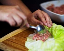 Голубцы запеченные в сметане с луком - шаг 8