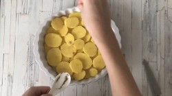 Горбуша с картошкой в духовке запеченная - шаг 4 Горбуша с картошкой в духовке запеченная - шаг 4