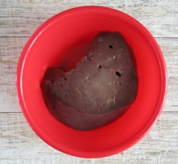 Говяжья печень жареная с луком - шаг 1