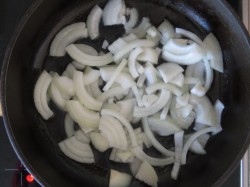 Говяжья печень жареная с луком - шаг 6