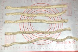 Греческая улитка с сыром и шпинатом из слоеного теста - шаг 10