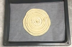 Греческая улитка с сыром и шпинатом из слоеного теста - шаг 11