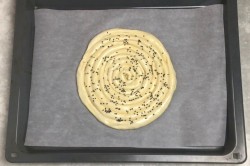 Греческая улитка с сыром и шпинатом из слоеного теста - шаг 12