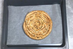 Греческая улитка с сыром и шпинатом из слоеного теста - шаг 13