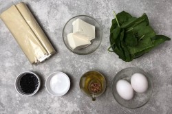 Греческая улитка с сыром и шпинатом из слоеного теста - шаг 1