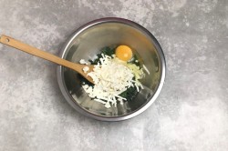 Греческая улитка с сыром и шпинатом из слоеного теста - шаг 4