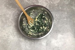 Греческая улитка с сыром и шпинатом из слоеного теста - шаг 5