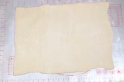 Греческая улитка с сыром и шпинатом из слоеного теста - шаг 6