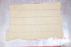 Греческая улитка с сыром и шпинатом из слоеного теста - шаг 7