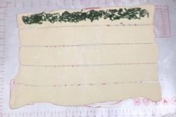 Греческая улитка с сыром и шпинатом из слоеного теста - шаг 8