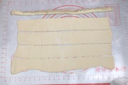 Греческая улитка с сыром и шпинатом из слоеного теста - шаг 9