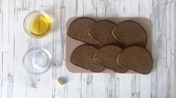 Гренки из черного хлеба с чесноком - шаг 1