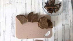 Гренки из черного хлеба с чесноком - шаг 2