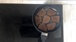 Гренки из черного хлеба с чесноком - шаг 3