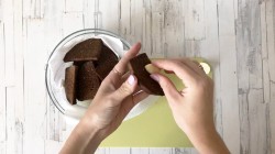 Гренки из черного хлеба с чесноком - шаг 4