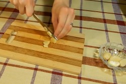 Грудинка свиная в фольге с чесноком - шаг 1