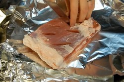 Грудинка свиная в фольге с чесноком - шаг 3