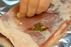 Грудинка свиная в фольге с чесноком - шаг 4