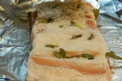 Грудинка свиная в фольге с чесноком - шаг 5